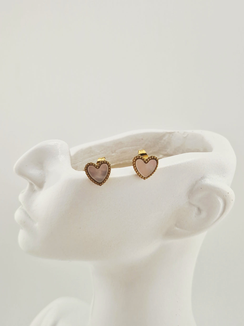 Boucles d’oreilles en forme de cœur dorées en acier inoxydable avec nacre blanche – collection Oréa Bijoux.