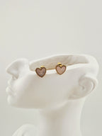 Boucles d’oreilles en forme de cœur dorées en acier inoxydable avec nacre blanche – collection Oréa Bijoux.