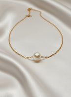 Collier Céline en acier inoxydable doré avec perle blanche nacrée, chaîne fine de 39 cm, bijou élégant et minimaliste.