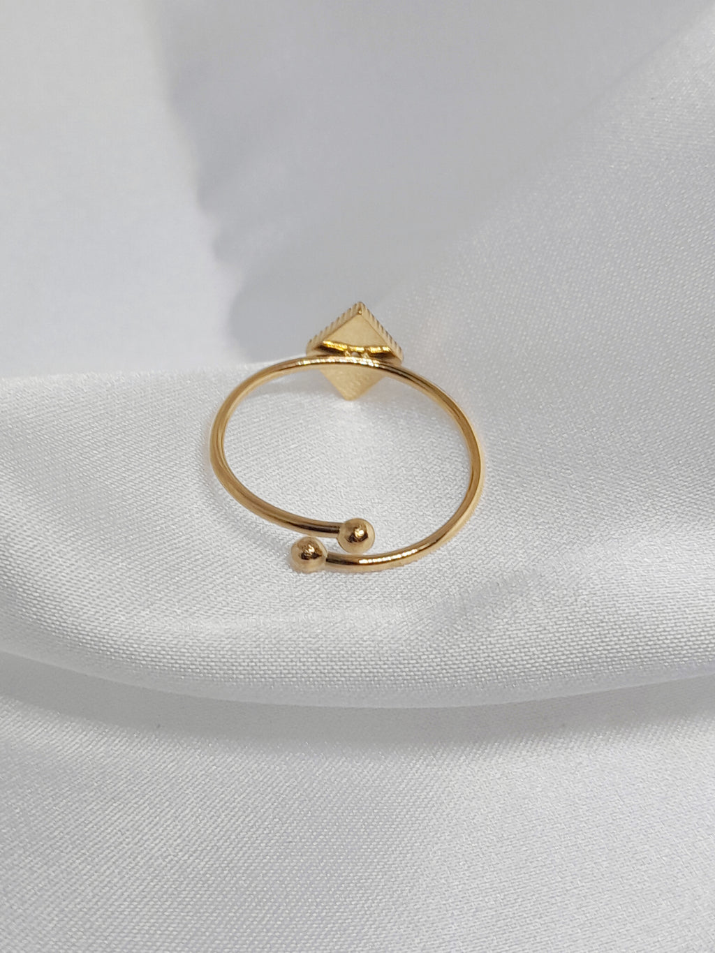 <img src="bague-zelda.jpg" alt="Bague Zelda dorée en acier inoxydable avec motif losange et pierres claires">
