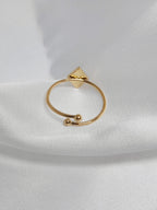 <img src="bague-zelda.jpg" alt="Bague Zelda dorée en acier inoxydable avec motif losange et pierres claires">

