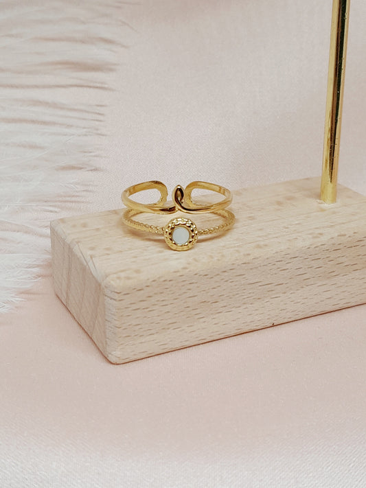 Voici la **balise alt** optimisée pour ton image 👇

**Alt :**

> `Bague Kalia dorée en acier inoxydable ajustable avec pierre blanche élégante`
