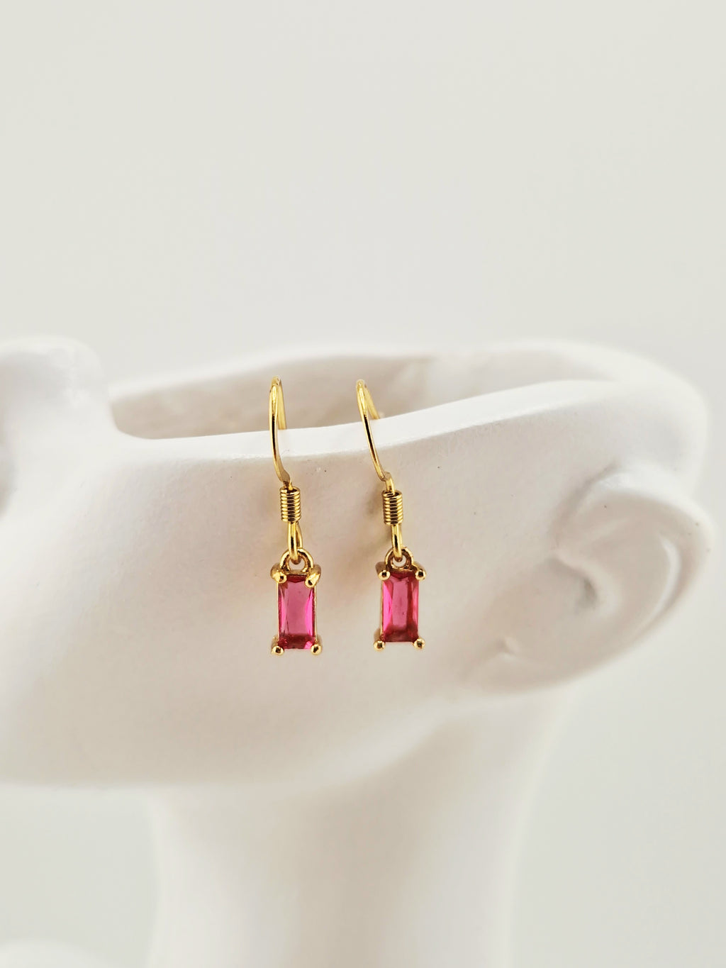 Boucles d’oreilles pendantes rectangulaires en acier inoxydable doré avec strass en laiton, rose collection Oréa Bijoux.