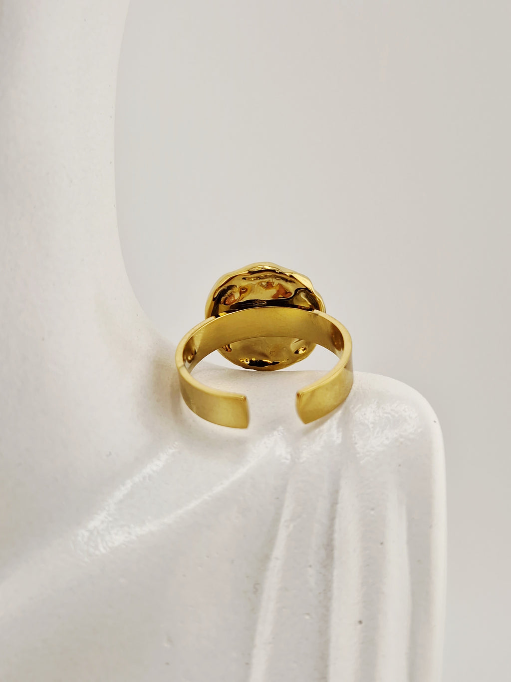 Bague Hélène dorée en acier inoxydable avec pierre rouge, effet martelé, résistante à l’eau et hypoallergénique.