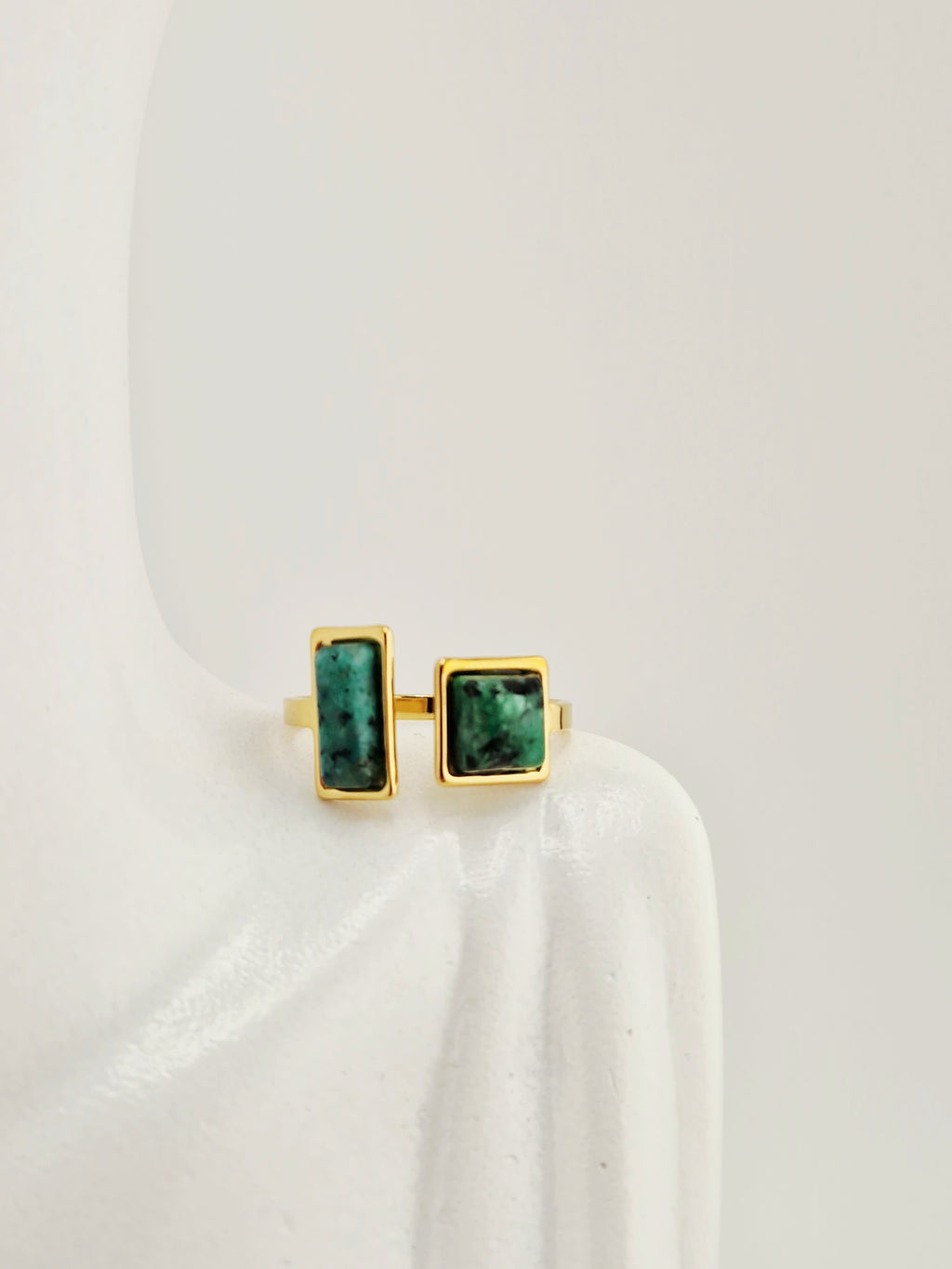 Bague Aurore en acier inoxydable doré avec deux pierres naturelles vertes rectangulaires, design moderne et ajustable.