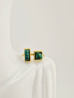 Bague Aurore en acier inoxydable doré avec deux pierres naturelles vertes rectangulaires, design moderne et ajustable.