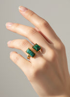 Bague Aurore en acier inoxydable doré avec deux pierres naturelles vertes rectangulaires, design moderne et ajustable , bague porté