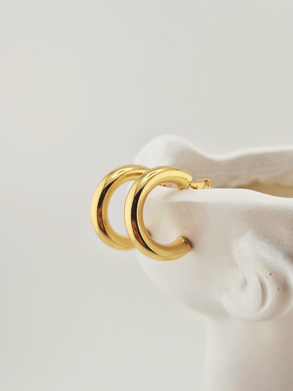 Boucles d’oreilles Ginger dorées en acier inoxydable – créoles épaisses modernes et élégantes Oréa Bijoux.