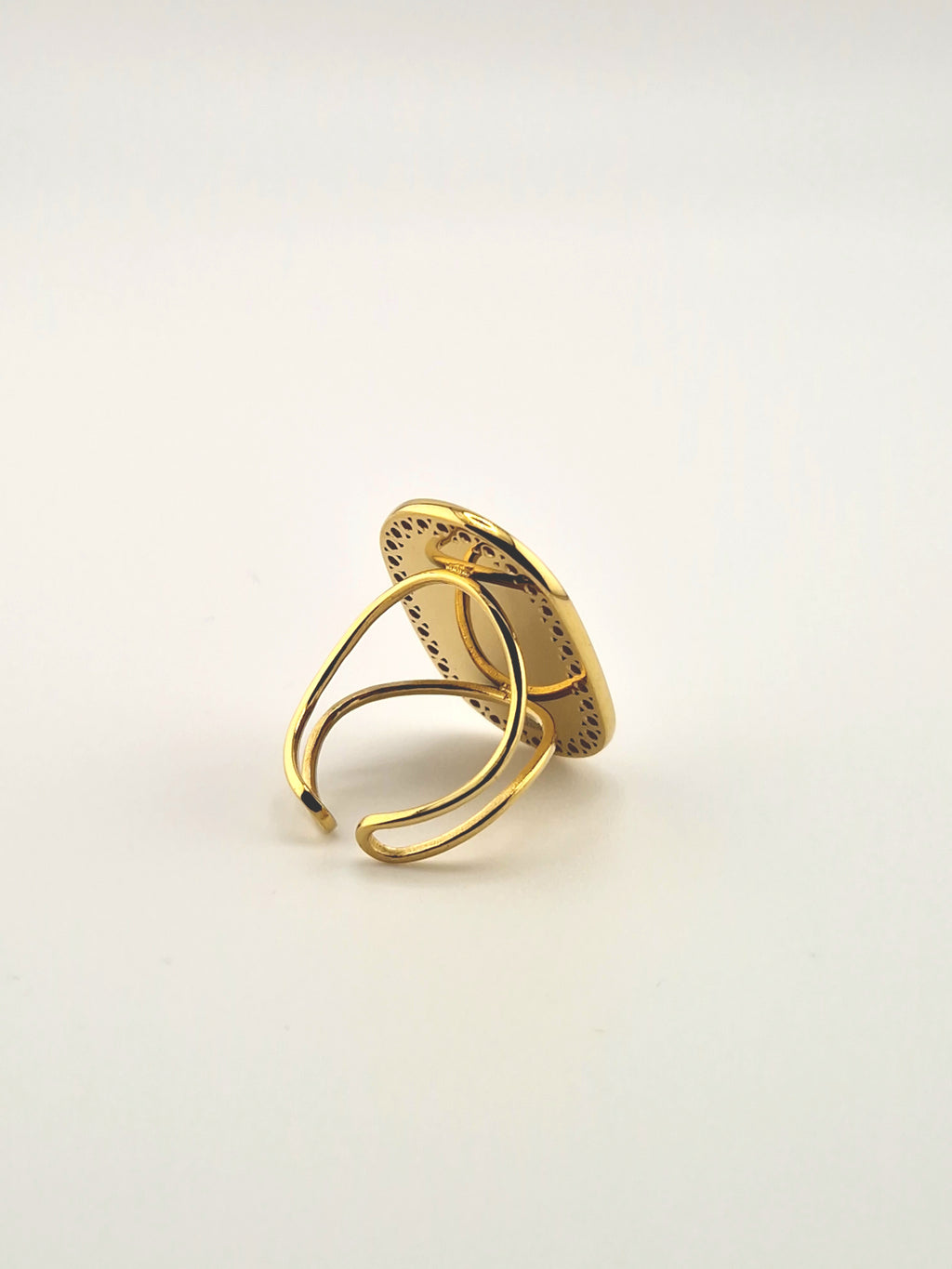 <img src="..." alt="Bague dorée avec pierre bleue ovale entourée de perles, bijou élégant sur fond blanc" />
