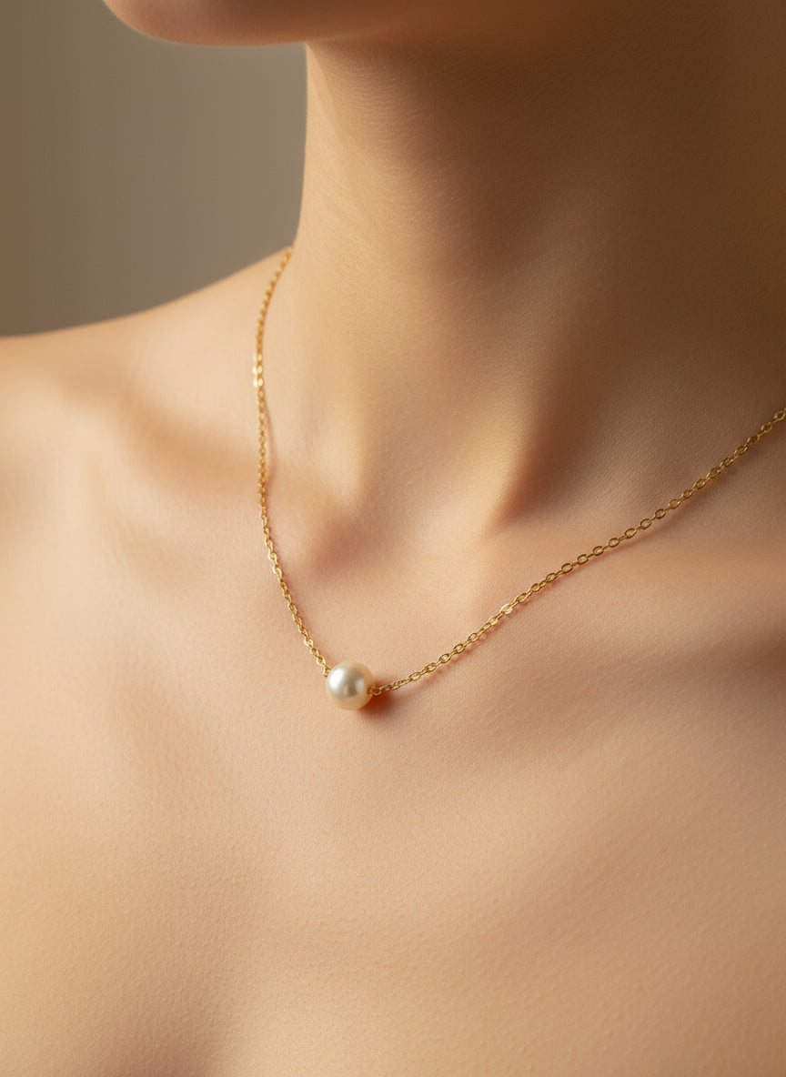 Collier Céline en acier inoxydable doré avec perle blanche nacrée, chaîne fine de 39 cm, bijou élégant et minimaliste.