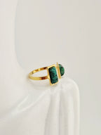 Bague Aurore en acier inoxydable doré avec deux pierres naturelles vertes rectangulaires, design moderne et ajustable.
