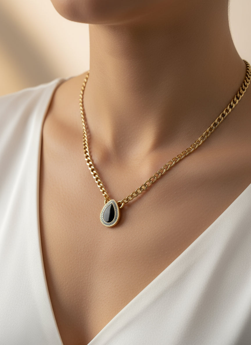 Collier Aurélia doré en acier inoxydable avec pendentif goutte noire cerclée de strass, longueur 42,5 + 4,5 cm, hypoallergénique et résistant à l’eau. 