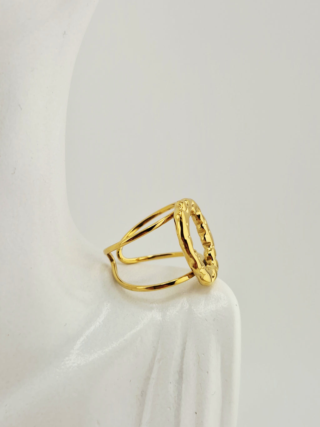 Bague Alizé en acier inoxydable doré, design moderne et texturé, ajustable et élégante.