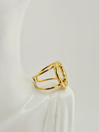 Bague Alizé en acier inoxydable doré, design moderne et texturé, ajustable et élégante.