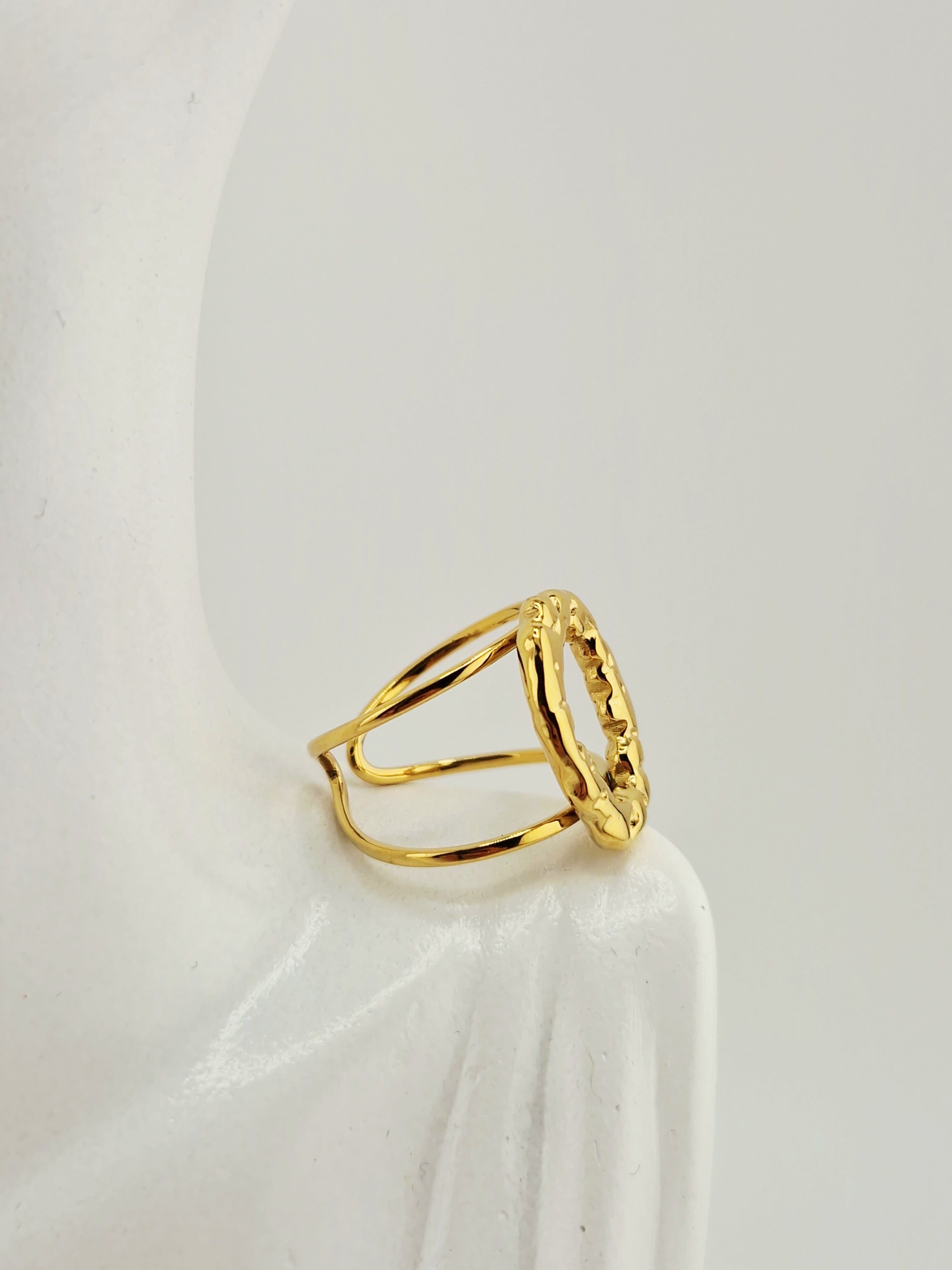 Bague Alizé en acier inoxydable doré, design moderne et texturé, ajustable et élégante.