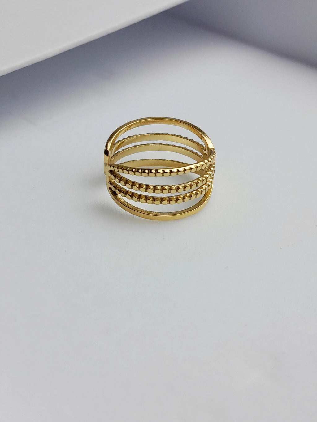 <img src="bague-multi-anneaux-doree.jpg" alt="Bague dorée en acier inoxydable avec triple anneau texturé et détail central circulaire – ajustable et hypoallergénique – Orea Bijoux">
