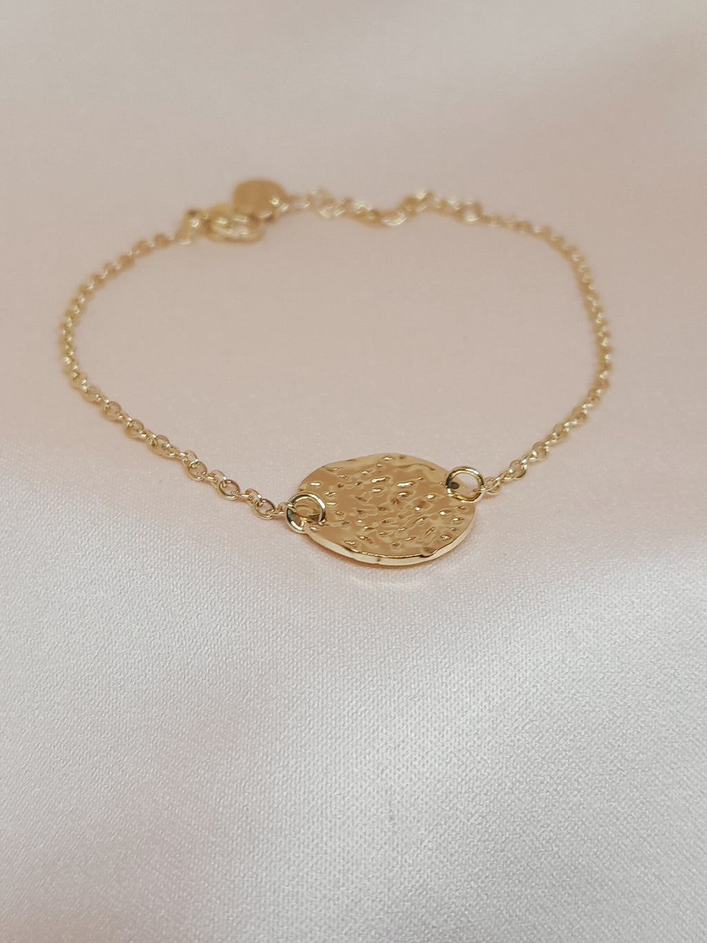 Bracelet doré femme en acier inoxydable 16 + 3,5 cm avec médaillon martelé sur fond satiné clair 