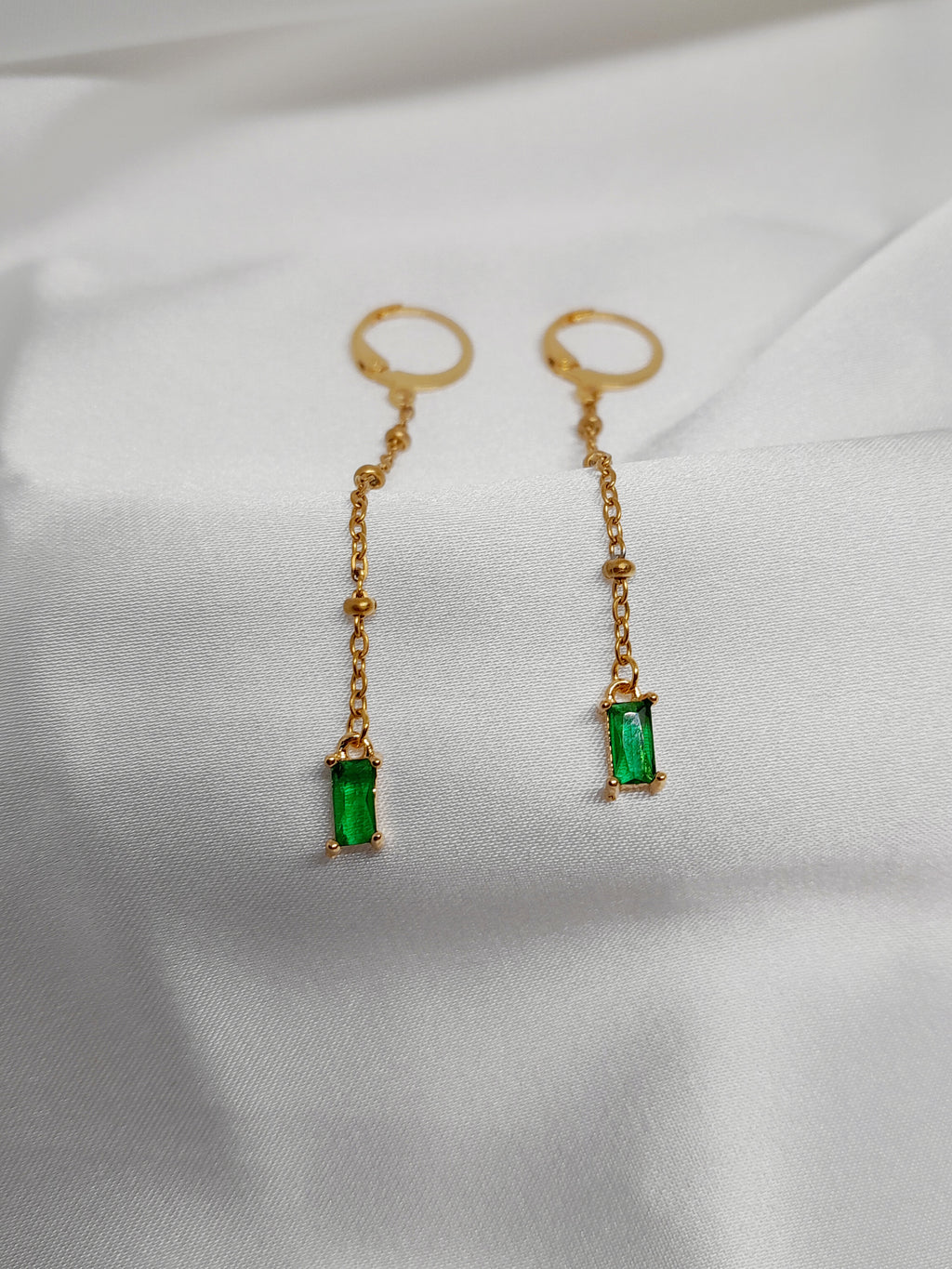 Boucle d'oreille Elora - Boucles d’oreilles dorées avec pierre verte rectangulaire et strass