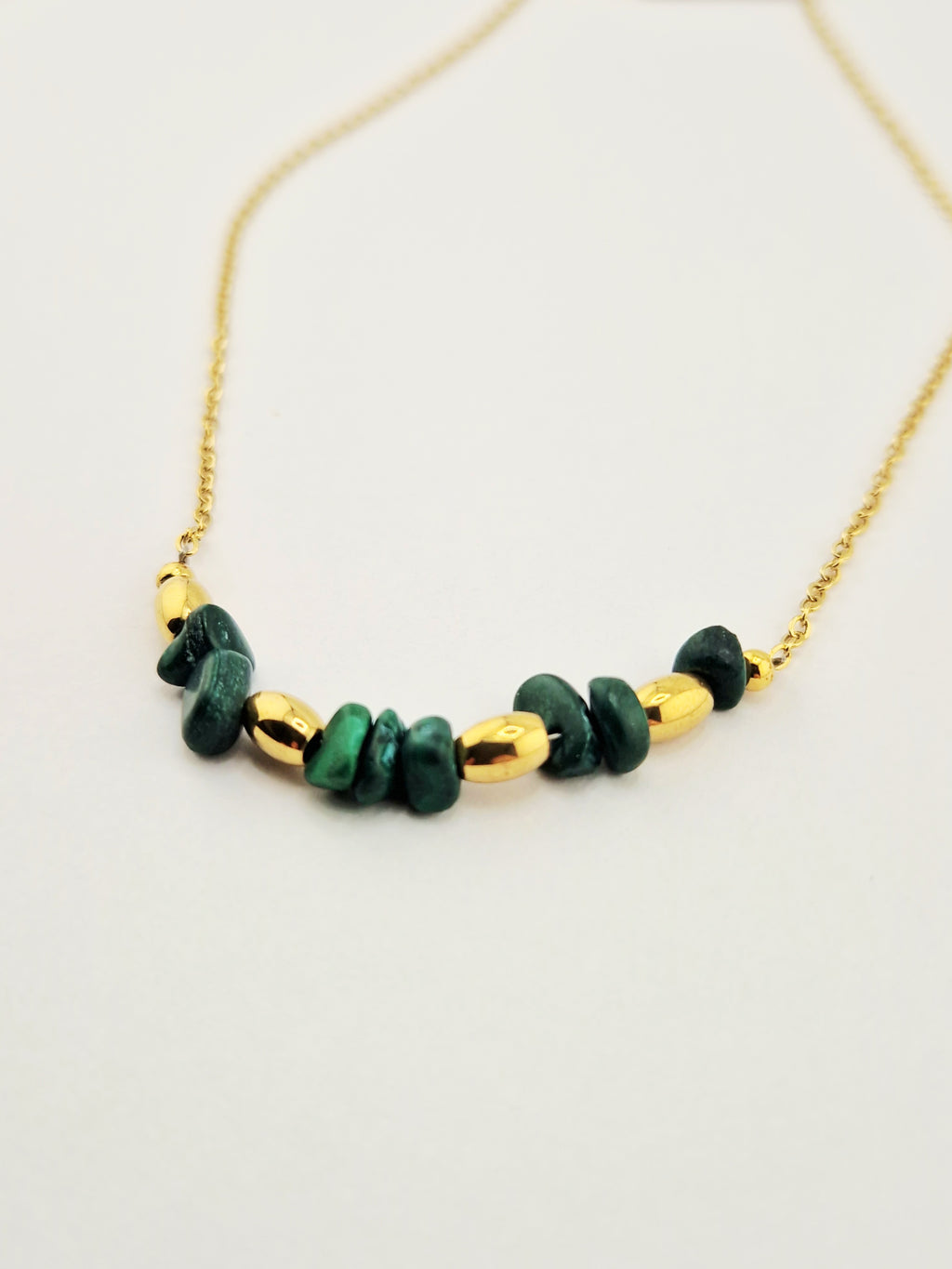 Collier agatha doré en acier inoxydable avec perles naturelles vertes et dorées, bijou élégant et raffiné`