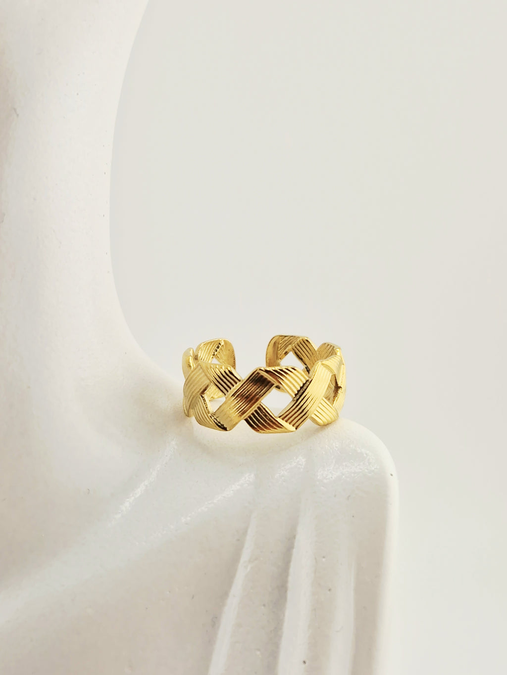 <img src="bague-tressee-doree.jpg" alt="Bague tressée dorée en acier inoxydable avec finition brillante et motif texturé – Orea Bijoux">
