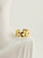 <img src="bague-tressee-doree.jpg" alt="Bague tressée dorée en acier inoxydable avec finition brillante et motif texturé – Orea Bijoux">
