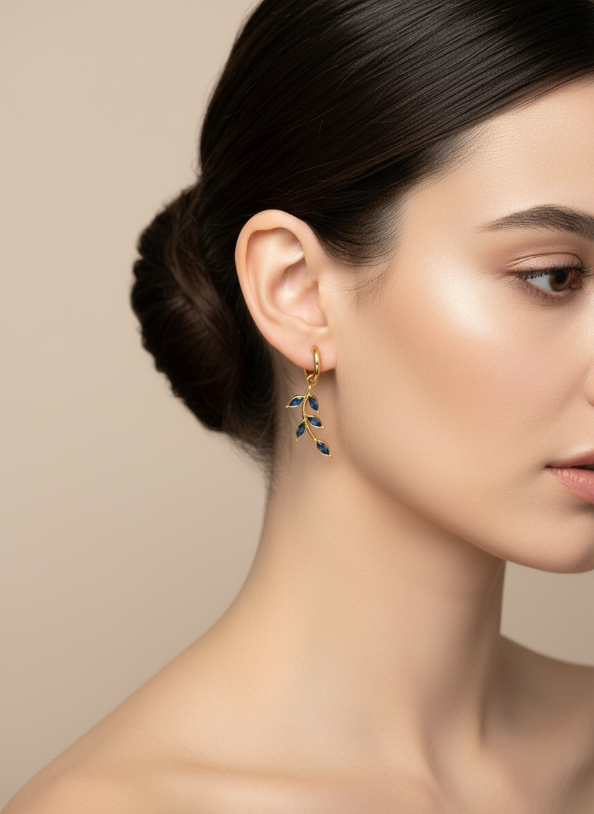 Boucles d’oreilles Éléa en acier inoxydable doré avec pendentif branche et pierres bleues porté