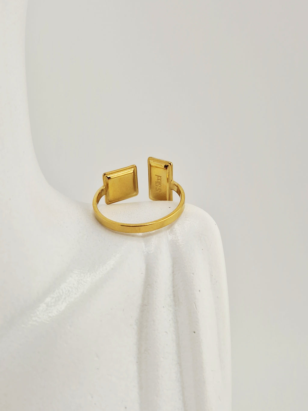 Bague Aurore en acier inoxydable doré avec deux pierres naturelles vertes rectangulaires, design moderne et ajustable.