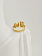 Bague Aurore en acier inoxydable doré avec deux pierres naturelles vertes rectangulaires, design moderne et ajustable.