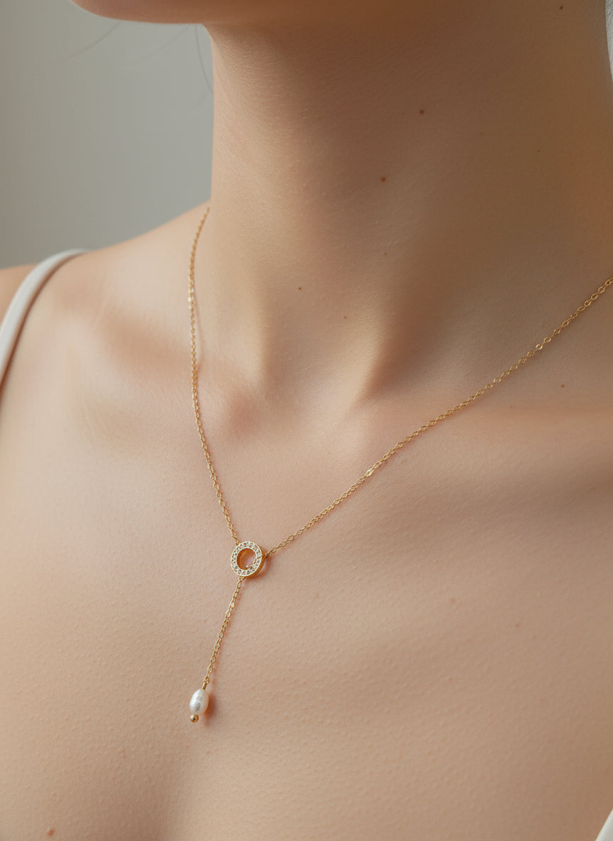 Collier doré femme Aura avec cercle zircon et perle blanche sur fond satiné