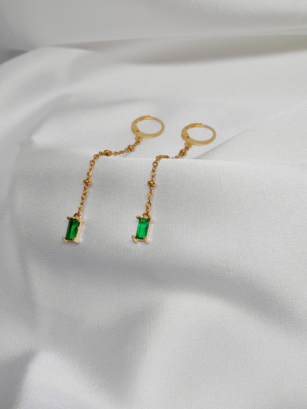 Boucle d'oreille Elora -Boucles d’oreilles dorées avec pierre verte rectangulaire et strass