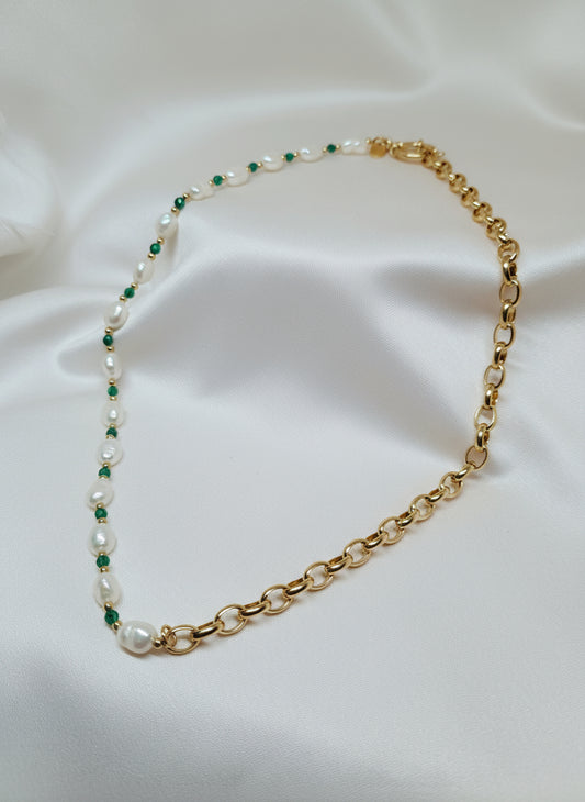  <img src="URL_DE_L_IMAGE" alt="Collier Anastasia doré avec perles blanches et vertes sur fond satiné" />

