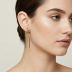 Boucles d’oreilles dorées Zéphyra design ovale en acier inoxydable sur fond satiné