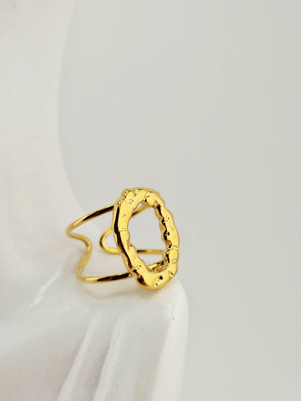 Bague Alizé en acier inoxydable doré, design moderne et texturé, ajustable et élégante.