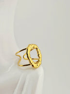 Bague Alizé en acier inoxydable doré, design moderne et texturé, ajustable et élégante.