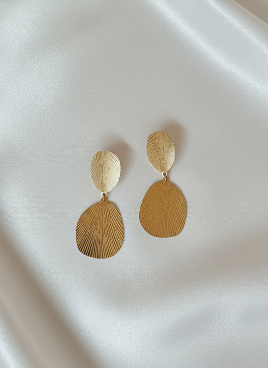 Boucles d’oreilles dorées Soléa en acier inoxydable, design texturé ovale, longueur 3,7 cm, bijou élégant et moderne.