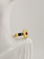 Bague Hélène dorée en acier inoxydable avec pierre rouge, effet martelé, résistante à l’eau et hypoallergénique.