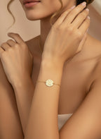 Bracelet doré femme en acier inoxydable 16 + 3,5 cm avec médaillon martelé sur fond satiné clair