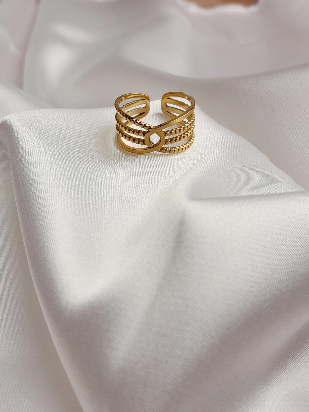 <img src="bague-multi-anneaux-doree.jpg" alt="Bague dorée en acier inoxydable avec triple anneau texturé et détail central circulaire – ajustable et hypoallergénique – Orea Bijoux">
