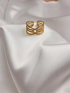 <img src="bague-multi-anneaux-doree.jpg" alt="Bague dorée en acier inoxydable avec triple anneau texturé et détail central circulaire – ajustable et hypoallergénique – Orea Bijoux">
