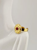 Bague Hélène dorée en acier inoxydable avec pierre rouge, effet martelé, résistante à l’eau et hypoallergénique.