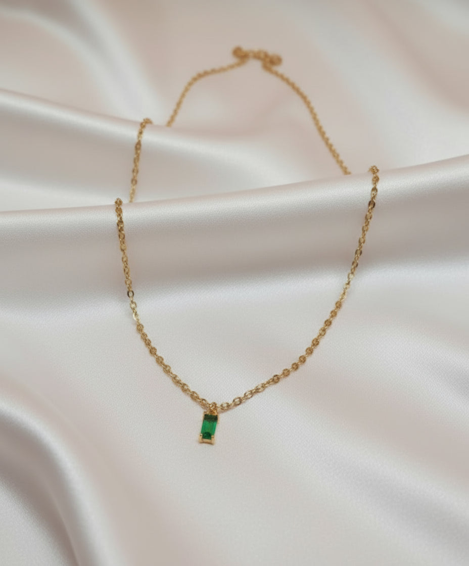 Collier Romy en acier inoxydable doré avec pendentif rectangulaire vert sur fond en satin