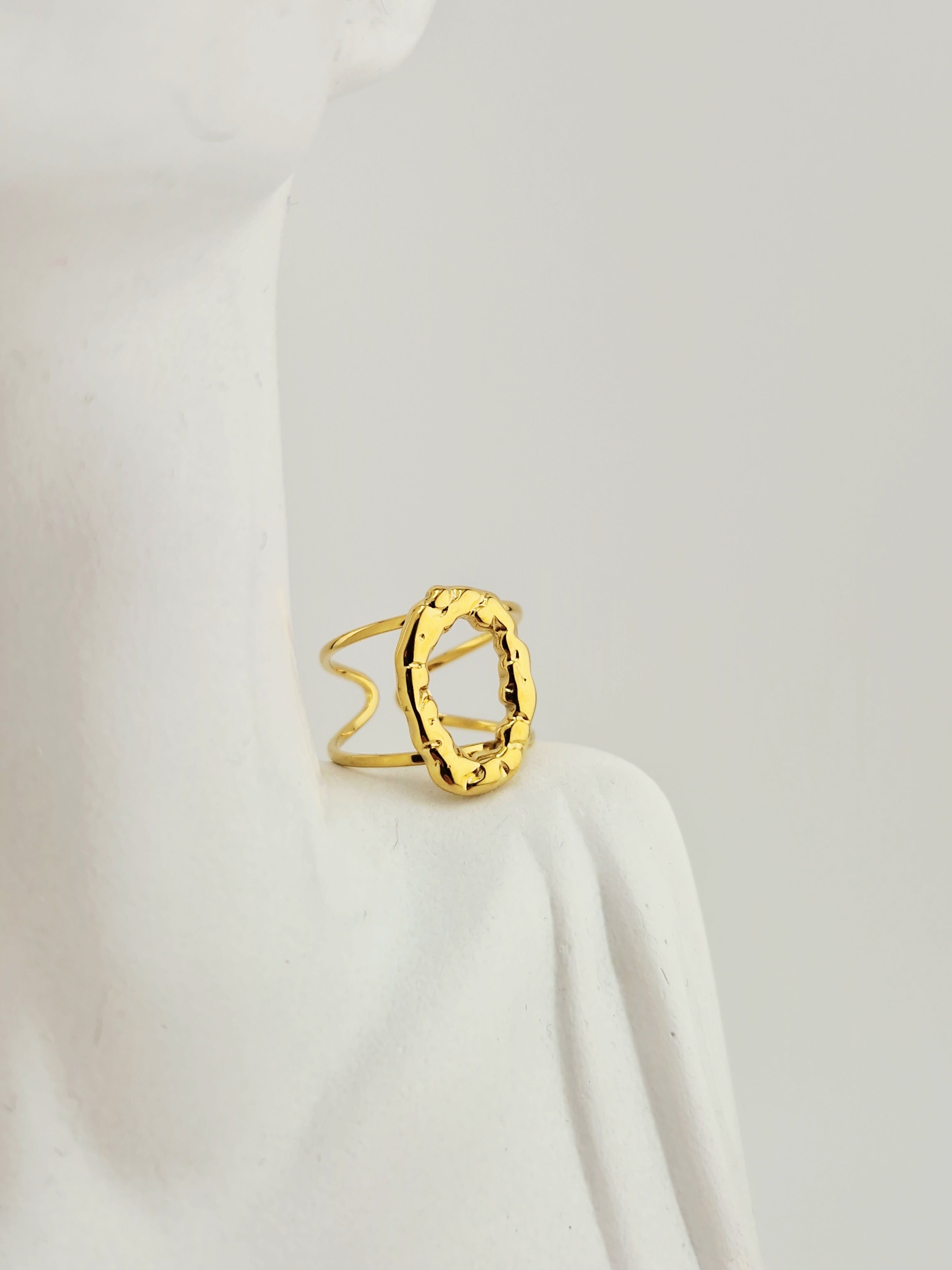 Bague Alizé en acier inoxydable doré, design moderne et texturé, ajustable et élégante.