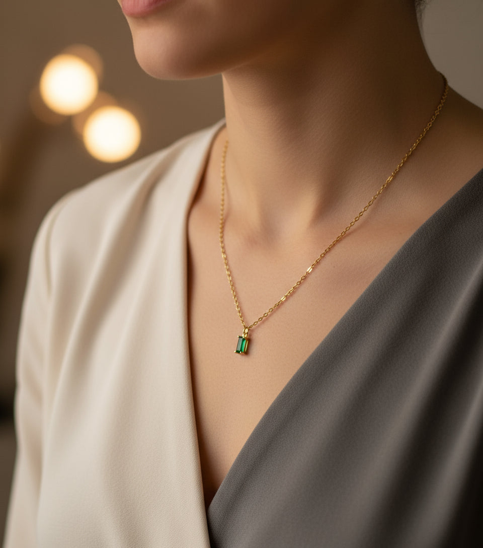 Collier Romy en acier inoxydable doré avec pendentif rectangulaire vert sur fond en satin