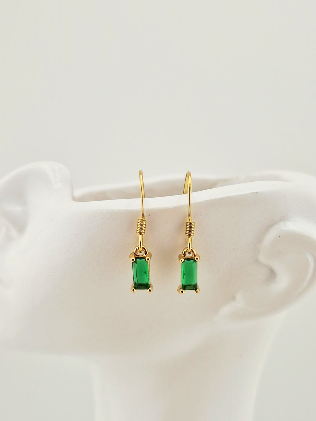 Boucles d’oreilles pendantes rectangulaires en acier inoxydable doré avec strass en laiton en vert, collection Oréa Bijoux.