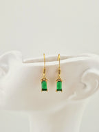 Boucles d’oreilles pendantes rectangulaires en acier inoxydable doré avec strass en laiton en vert, collection Oréa Bijoux.