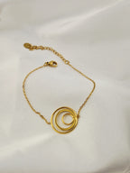 Bracelet en or sur tissu satin blanc, avec deux cercles concentriques dont l’un est serti de pierres brillantes