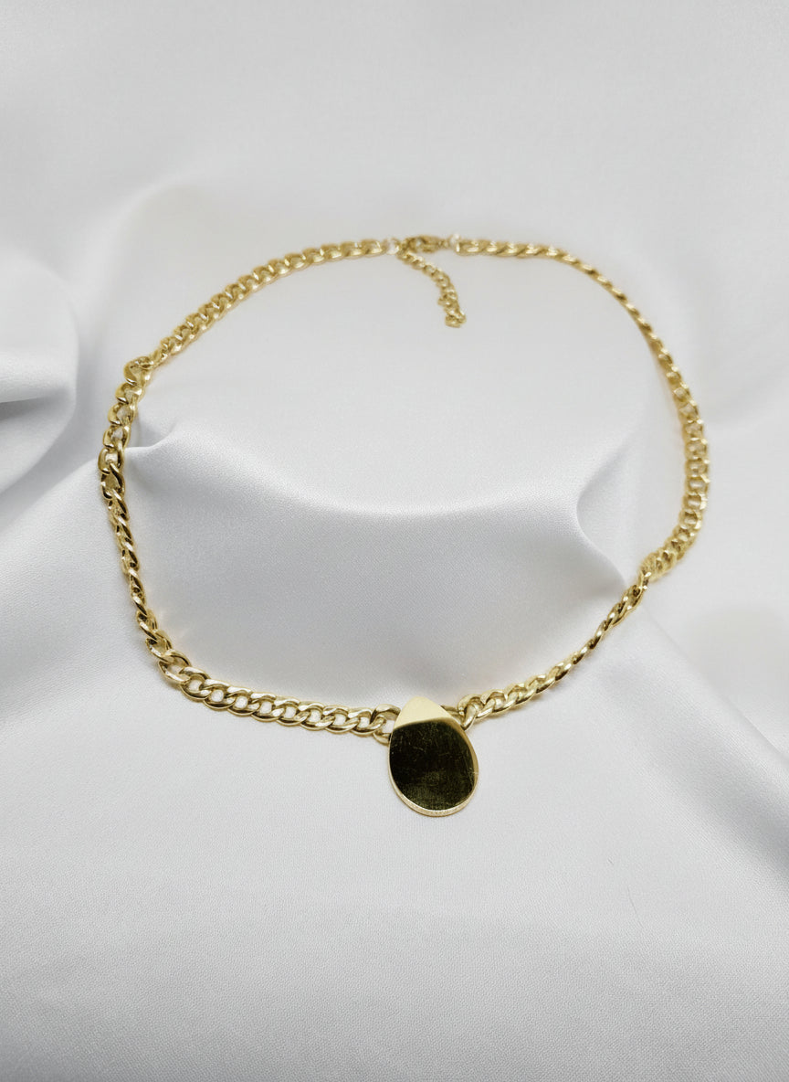 Collier Aurélia doré en acier inoxydable avec pendentif goutte noire cerclée de strass, longueur 42,5 + 4,5 cm, hypoallergénique et résistant à l’eau.