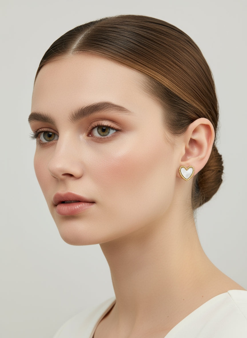 Boucles d’oreilles en forme de cœur dorées en acier inoxydable avec nacre blanche porté– collection Oréa Bijoux.