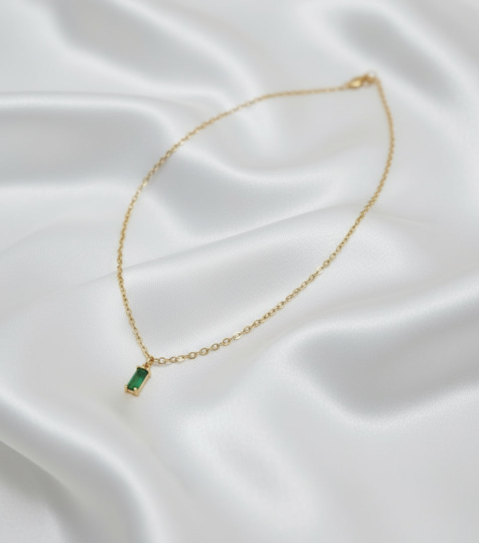 Collier Romy en acier inoxydable doré avec pendentif rectangulaire vert sur fond en satin