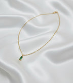 Collier Romy en acier inoxydable doré avec pendentif rectangulaire vert sur fond en satin